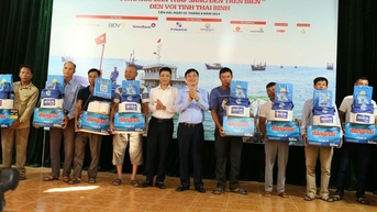 អ្នកនេសាទ Thai Binh ទទួលបានអំណោយពីកម្មវិធី "បំភ្លឺសមុទ្រជាមួយអ្នកនេសាទ"