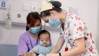 Trẻ nhỏ bị ù tai, giảm thính lực vì bị viêm tai giữa