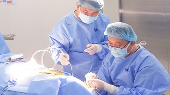 Người phụ nữ bị dị tật nứt não bẩm sinh