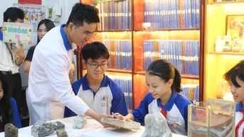 និស្សិតទីក្រុងហូជីមិញរីករាយនឹងការរៀនអំពីហ្វូស៊ីលដែលមានអាយុកាលរាប់រយលានឆ្នាំ