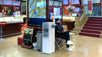 តម្លៃមាសធ្លាក់ចុះ ហាងមាសនៅទីក្រុងហាណូយលក់ចិញ្ចៀនធម្មតា។