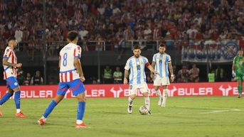 Messi ‘im tiếng’ khiến Argentina thua đau Paraguay, Brazil cay đắng mất 2 điểm vì… Vinicius
