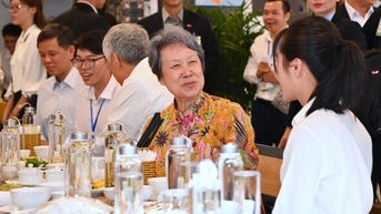 베트남과 싱가포르 총리와 함께 반꾸온과 분탕을 먹는 학생들