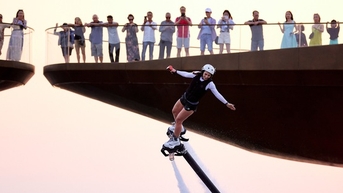 អ្នកទេសចររីករាយជាមួយការសម្តែង Jetski និង Flyboard នៅ Phu Quoc