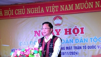 Chủ tịch Mặt trận tỉnh chung vui Ngày hội Đại đoàn kết toàn dân tộc tại thôn Pà Ong