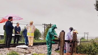Đóng barie xóa hai lối đi tự mở qua đường sắt