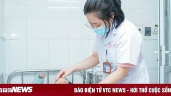 Nhập viện cấp cứu sau khi rắc kháng sinh vào vết thương