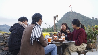 Hai làng du lịch đẹp ngỡ ngàng dưới cột cờ Lũng Cú
