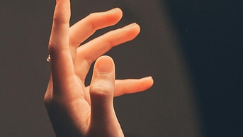 Bẻ khớp ngón tay có gây viêm khớp không?