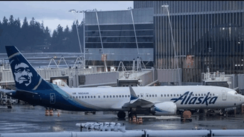 Máy bay Boeing bung cánh cửa trên trời, sóng gió đen tối ập đến ông lớn Mỹ