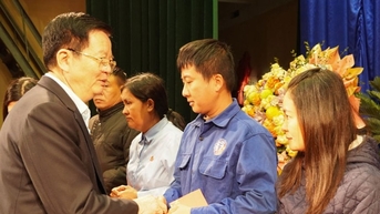 Trưởng Ban Dân vận Trung ương tặng quà Tết tại Thái Nguyên