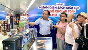 Quản lý thị trường giúp người tiêu dùng nhận diện sách lậu, đồ chơi trẻ em 'dởm'