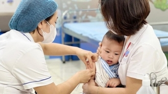 Tiêm vắc-xin sởi nhằm tránh dịch bùng phát, lây lan mạnh