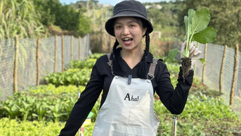 Thủ khoa Ngoại thương 24 tuổi bỏ việc nhẹ lương cao, về quê trồng rau sạch
