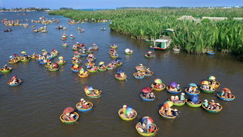 កំពង់​ផែ និង​ទូក​ផ្ទុក​ភ្ញៀវ​ទេសចរ​នៅ​ព្រៃ​ដូង Bay Mau ក្នុង​ទីក្រុង Hoi An។