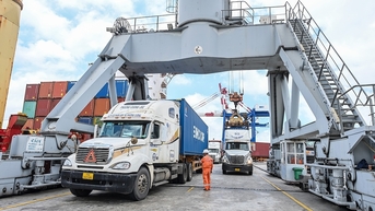 Doanh nghiệp xuất nhập khẩu 'tố' hãng tàu tăng phí tùy tiện