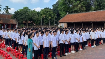 សិស្សានុសិស្ស​ថ្វាយ​ធូប និង​ធ្វើ​ពិធី​ចម្រើន​ព្រះជន្ម​នៅ​ប្រាសាទ​ព្រះវិហារ។