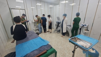 12학년 학력밖에 안 된 '의사'가 고객에게 가슴 확대 수술을 하고 있는 지하 미용 시설을 발견했습니다.