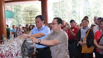 Đoàn đại biểu “Những tấm gương thầm lặng mà cao cả” TPHCM dâng hương tại Ngã ba Đồng Lộc