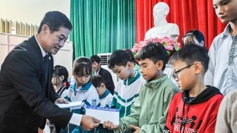 Hàng trăm học sinh Hà Nam nhận học bổng ‘Nâng bước đến trường’ của Tân Hiệp Phát