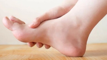 발을 180도 회전시켜 대퇴골에 이식하여... 무릎을 만듭니다.