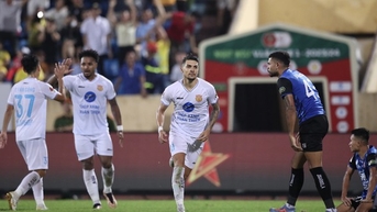 Lội ngược dòng ngoạn mục trên sân nhà, CLB Nam Định vẫn đứng vững trên đỉnh V-League