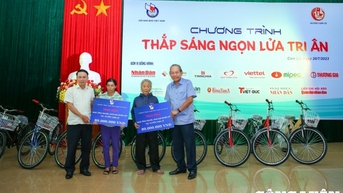 Nhiều phần quà ý nghĩa gửi đến gia đình chính sách, học sinh nghèo hiếu học huyện Cam Lộ