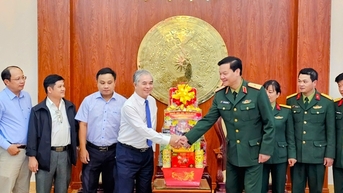 Đoàn công tác TP HCM thăm và chúc Tết tại Học viện Lục quân