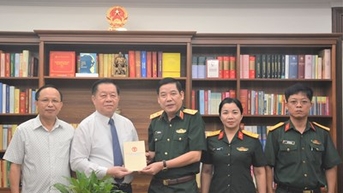 ឧត្តមសេនីយ៍ឯក Nguyen Van Gau បានទៅសួរសុខទុក្ខ និងជូនអំណោយដល់សមមិត្ត Nguyen Trong Nghia