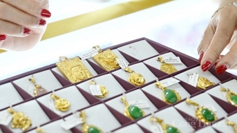 Vàng trong nước tăng “thẳng đứng”, thế giới tiếp tục rớt giá