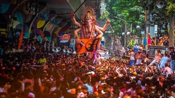 Tưng bừng lễ hội Ganesh Chaturthi, cầu xin phước lành từ vị thần linh thiêng