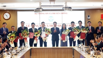 Bộ TT&TT trao quyết định về công tác cán bộ