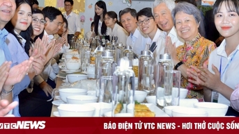 Thủ tướng Việt Nam-Singapore ăn trưa ở căng tin với sinh viên Đại học Quốc gia