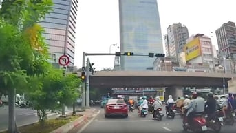 Phòng CSGT Công an TP HCM thông tin vụ đèn xanh 40 giây bỗng chuyển đỏ ở quận 1