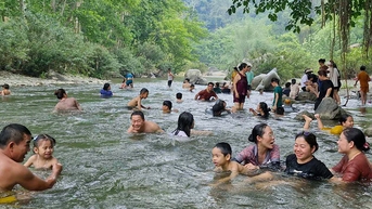 ព្រះអាទិត្យ​កំពុង​ឆេះ​យ៉ាង​ក្តៅ ប្រជាជន Nghe An ទៅ​ទន្លេ Lam ចូល​ទៅ​ក្នុង​អូរ​ព្រៃ​ជ្រៅ​ដើម្បី​ត្រជាក់។