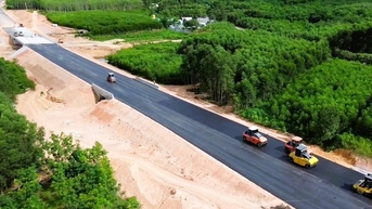 Tranh thủ tối đa điều kiện thời tiết đẩy nhanh tiến độ cao tốc Vạn Ninh