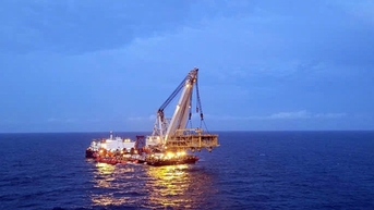 Vietsovpetro lắp đặt thành công khối thượng tầng khai thác dầu khí nặng 760 tấn