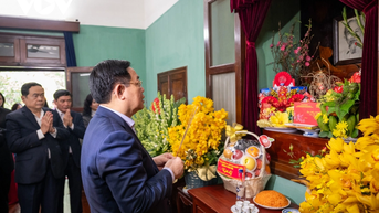 ប្រធានរដ្ឋសភា អុជធូបជូនលោកប្រធានហូជីមិញ