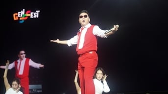 PSY quẩy cực sung Gangnam Style, tlinh mang cả làng rap vào GENfest