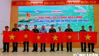 Trao cờ Tổ quốc cho Bộ đội Biên phòng và người dân vùng biên giới huyện Hướng Hoá, Quảng Trị