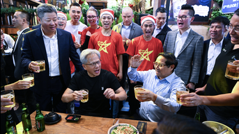 Thủ tướng Phạm Minh Chính và CEO Nvidia thưởng thức bia phố cổ Hà Nội