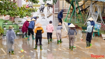 Trường học tổng lực dọn vệ sinh sau lũ