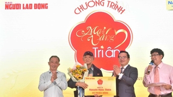 "Mai Vang Tri An"이 음악가 Nguyen Ngoc Thien에게 선물을 선물했습니다.