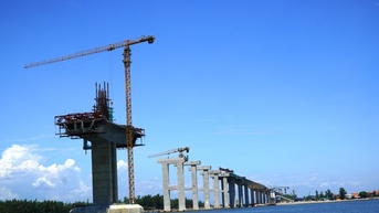 Nhìn gần công trình cầu vượt cửa biển dài nhất miền Trung sắp hợp long