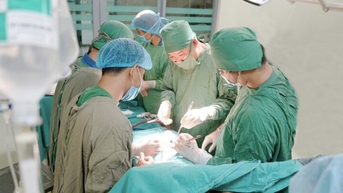 Cuộc đại phẫu '6 trong 1' cứu bệnh nhân ung thư dạ dày tái phát xâm lấn nhiều tạng