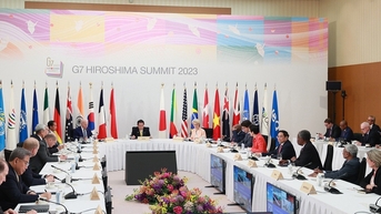총리는 G7이 재정 공약을 이행하고 빈곤국에 대한 부채를 취소하고 연장하기를 희망합니다.