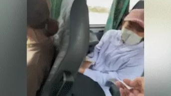 Không đủ tiền mua vé xe buýt, cô gái chạy thận khóc vì câu nói của lơ xe