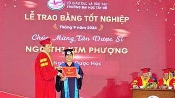 Người phụ nữ U.60 nhận bằng tốt nghiệp đại học loại giỏi toàn khóa