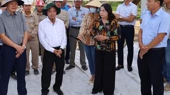 ប្រធានគណៈកម្មាធិការប្រជាជនខេត្ត Hau Giang បានលើកទឹកចិត្តកម្មករនៅការដ្ឋានសាងសង់ផ្លូវល្បឿនលឿនផ្តេក