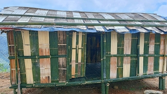 ផ្ទះ​ផ្លូវការ​ដែល​ប្រក់​ដោយ​ដើម​ឫស្សី និង​សំបក​ឈើ​ត្រៀម​ពិធី​សម្ពោធ​នៅ​ខេត្ត Quang Nam